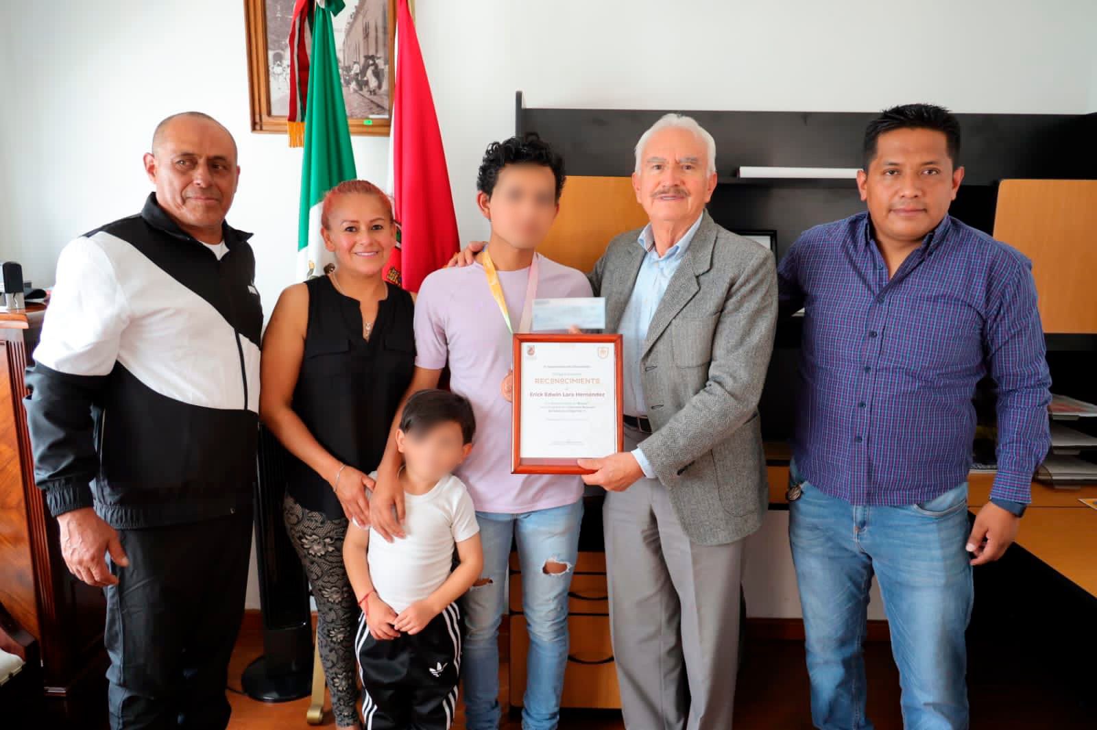 Reconoce Ayuntamiento de Chiautempan a Erick Lara, futbolista de la selección mexicana Sub 17